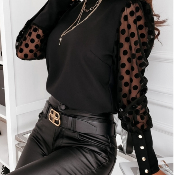 6 hrs sale!!✨1 Left!! Polkadot accent blouse - Picture 3 of 4